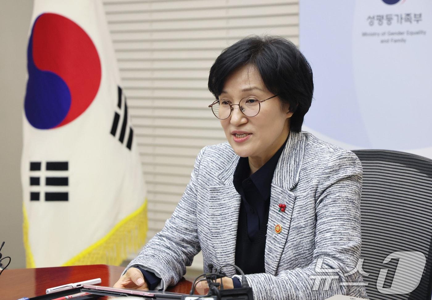 본문 이미지 - 원민경 성평등가족부 장관이 서울 종로구 정부서울청사에서 열린 인신매매 등 방지 보완대책 전문가 회의에서 모두발언을 하고 있다. 2026.1.28/뉴스1 ⓒ News1 임세영 기자