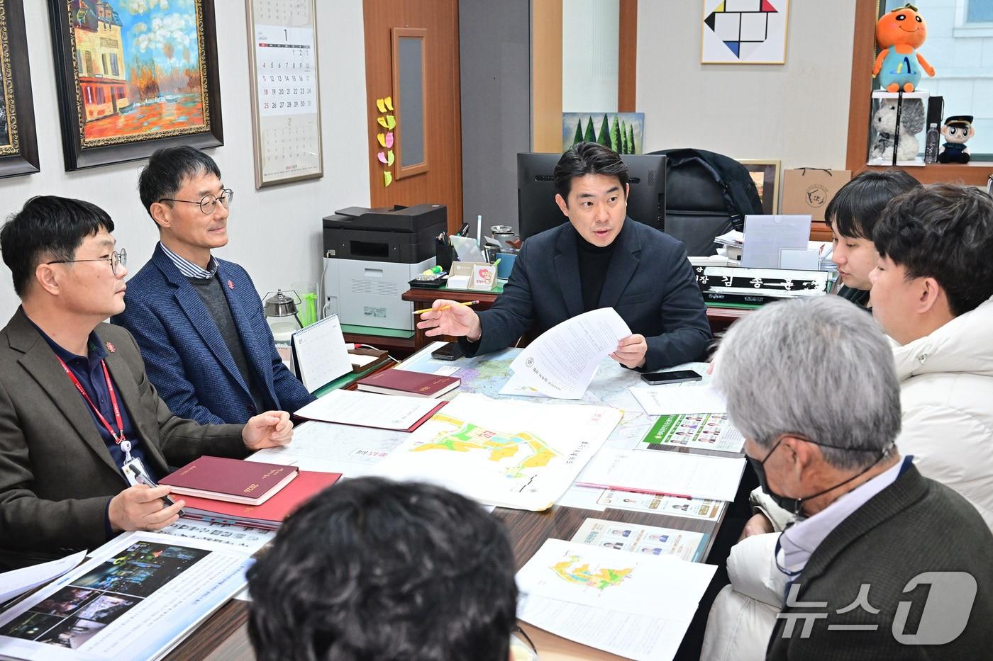 본문 이미지 - 김종훈 울산시의원은 28일 의원연구실에서 울산다운2 공공주택지구 서사지역 입주자 연합과 울산시 관계자와 함께 간담회를 가지고 있다.(울산시의회 제공. 재판매 및 DB금지)/뉴스1