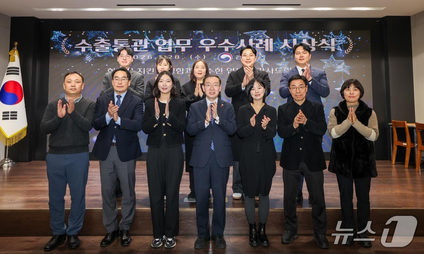 본문 이미지 - 이명구 관세청장(앞줄 가운데)이 28일 2025년 한 해 동안 수출통관 업무 분야에서 우수한 성과를 거둔 직원들과 기념 촬영하고 있다. (관세청 제공.재판매 및 DB 금지)/뉴스1