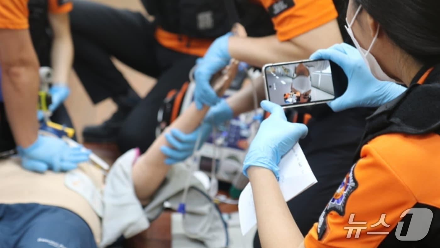 본문 이미지 - 심정지 환자 전문의료지도 실시 모습.(전북소방본부 제공. 재판매 및 DB금지)