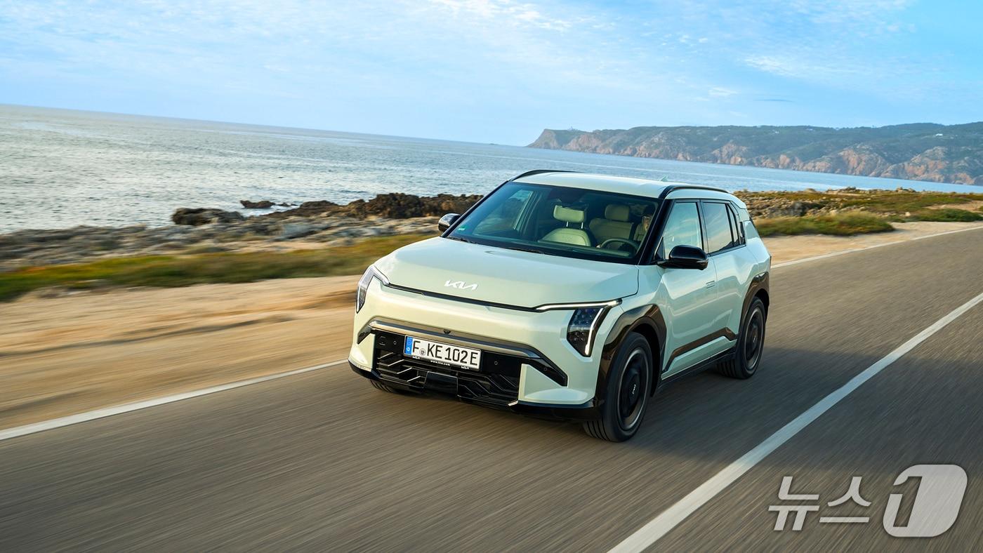 본문 이미지 - 주행 중인 기아 EV3.(기아 제공) 