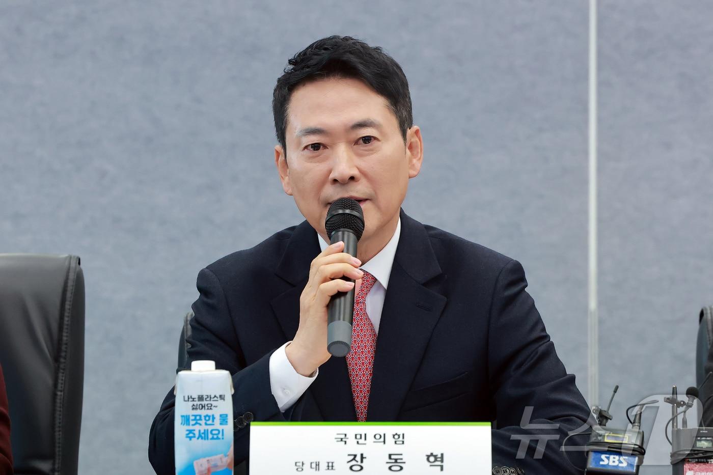 본문 이미지 - 장동혁 국민의힘 대표가 28일 서울 서초구 aT센터 종합상황실에서 열린 물가 점검 현장 간담회에 참석해 인사말하고 있다. (공동취재) 2026.1.28/뉴스1 ⓒ News1 박정호 기자