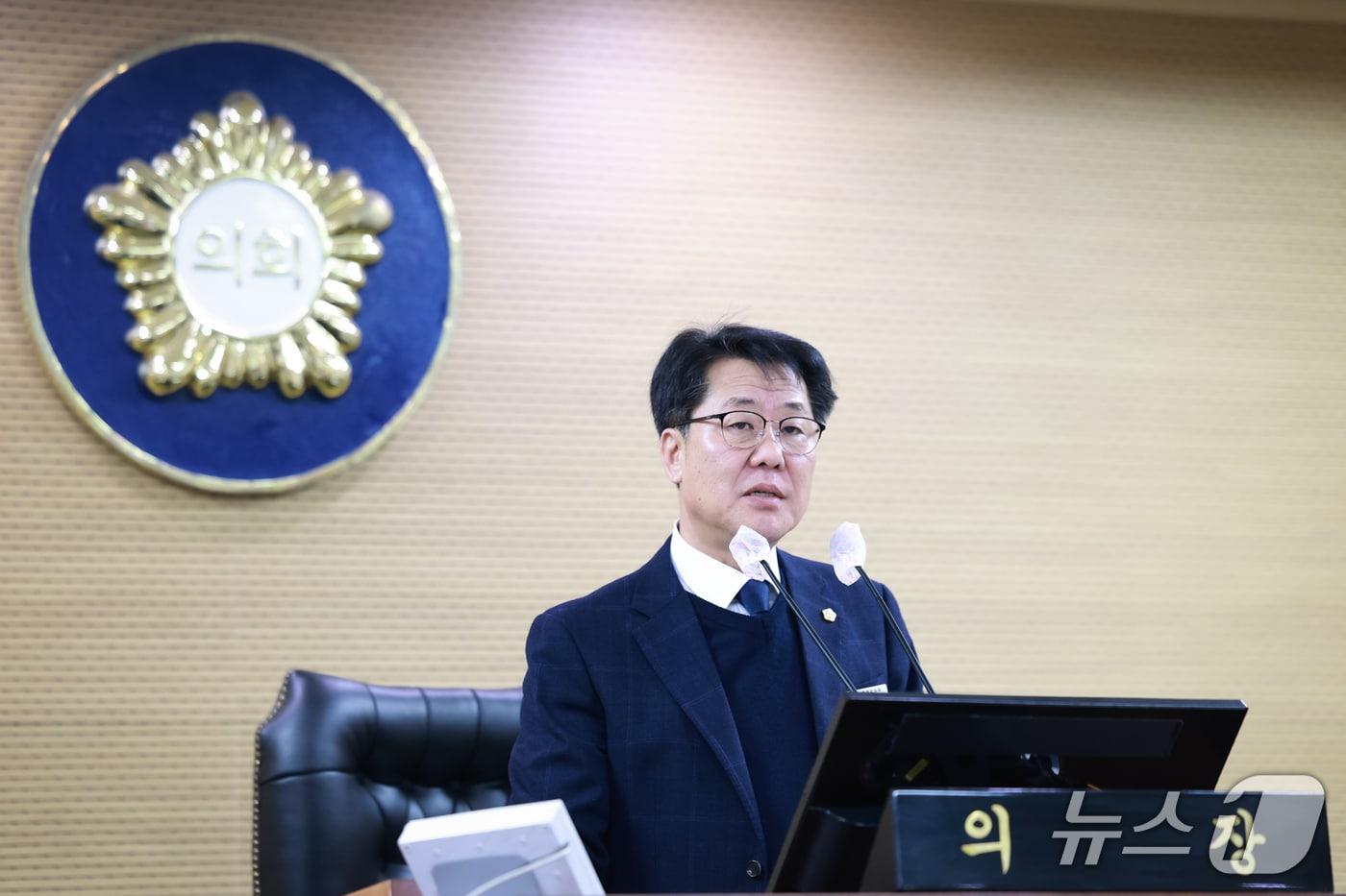 본문 이미지 - 김기준 청양군의회 의장이 지난 27일 본회의장에서 열린 임시회 1차 본회의에서 개회사를 하고 있다. (청양군의회 제공, 재판매 및 DB금지) / 뉴스1