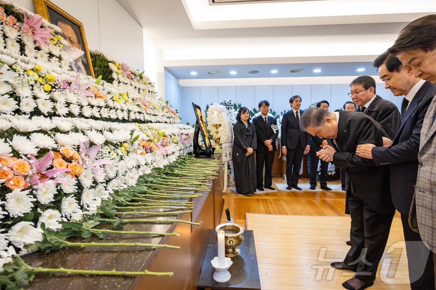 본문 이미지 - 문희상 전 국회의장이 28일 오후 서울 종로구 서울대학교병원 장례식장에 마련된 故 이해찬 전 국무총리의 빈소에서 조문을 하고 있다. 2026.1.28/뉴스1 ⓒ News1 사진공동취재단