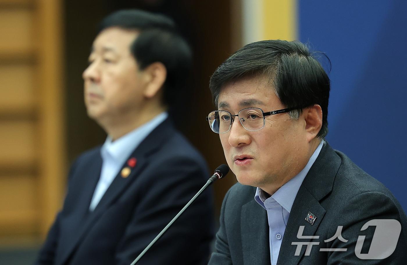 본문 이미지 - 김성환 기후에너지환경부 장관(오른쪽)이 서울 중구 대한상공회의소에서 열린 민관합동 K-GX 추진단 출범식에서 발언하고 있다. 왼쪽은 구윤철 경제부총리 겸 재정경제부 장관. 2026.1.28/뉴스1 ⓒ News1 김성진 기자