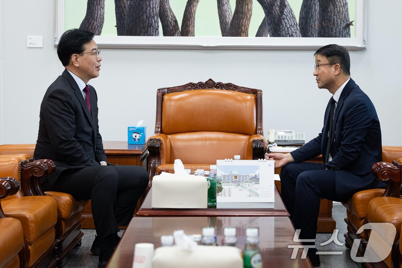 본문 이미지 - 더불어민주당 한병도(오른쪽), 국민의힘 송언석 원내대표가 28일 서울 여의도 국회에서 회동하고 있다. 2026.1.28/뉴스1 ⓒ News1 유승관 기자