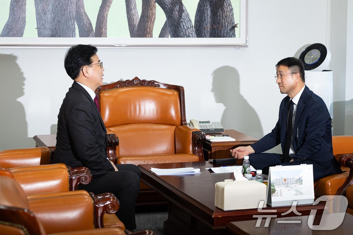 본문 이미지 - 더불어민주당 한병도(오른쪽), 국민의힘 송언석 원내대표가 지난 28일 서울 여의도 국회에서 회동하고 있다. 2026.1.28/뉴스1 ⓒ News1 유승관 기자