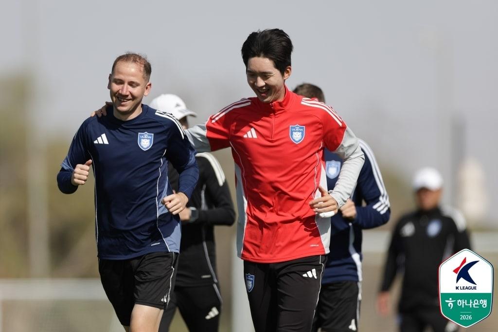 본문 이미지 - 울산 HD가 밝은 분위기 속에서 아랍에미리트(UAE) 알아인에서 동계 훈련을 진행했다. (한국프로축구연맹 제공)