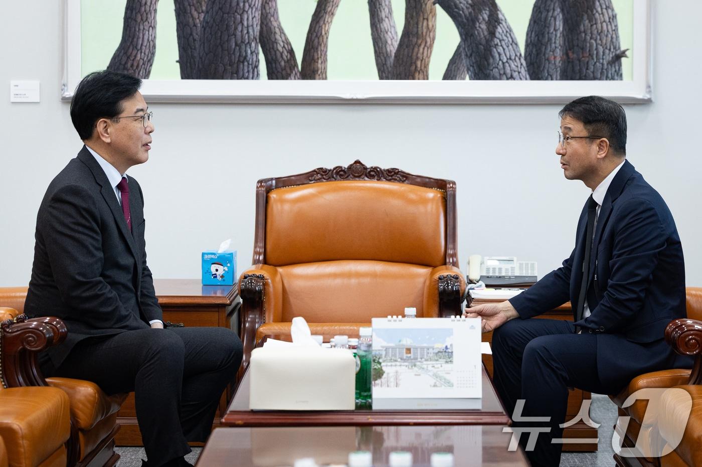 본문 이미지 - 더불어민주당 한병도(오른쪽), 국민의힘 송언석 원내대표가 28일 서울 여의도 국회에서 회동하고 있다. 2026.1.28/뉴스1 ⓒ News1 유승관 기자