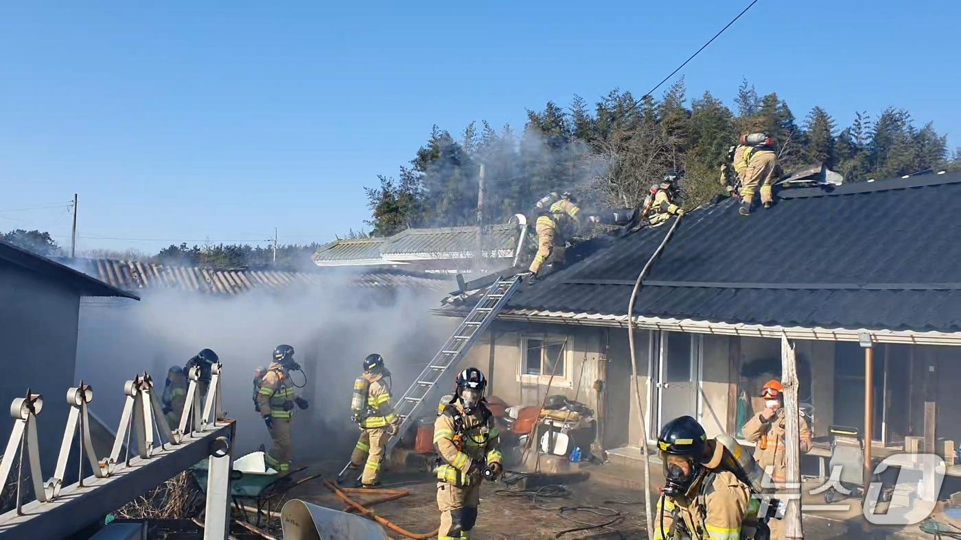 본문 이미지 - 28일 소방대원들이 함평에서 발생한 주택 화재를 진화하고 있다.(전남소방본부 제공. 재판매 및 DB 금지) 2026.1.28