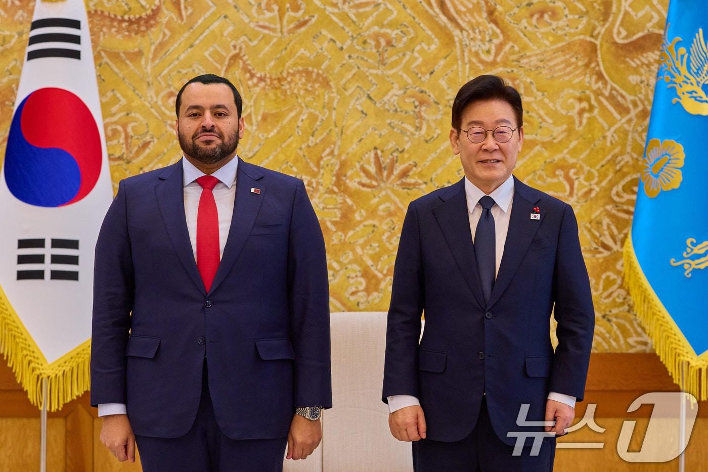 본문 이미지 - 이재명 대통령이 28일 청와대에서 모하메드 빈 압둘아지즈 알-쿨라이피 카타르 국왕 특사를 접견하고 있다. (청와대 제공. 재판매 및 DB 금지) 2026.1.28/뉴스1 ⓒ News1 이재명 기자