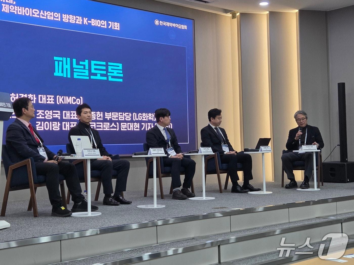 본문 이미지 - 서울 방배동 한국제약바이오협회에서 열린 '제약바이오산업의 방향과 K-바이오의 기회' 세미나에서 패널들이 토론에 참여하고 있다. 2026. 1. 28/뉴스1 황진중 기자