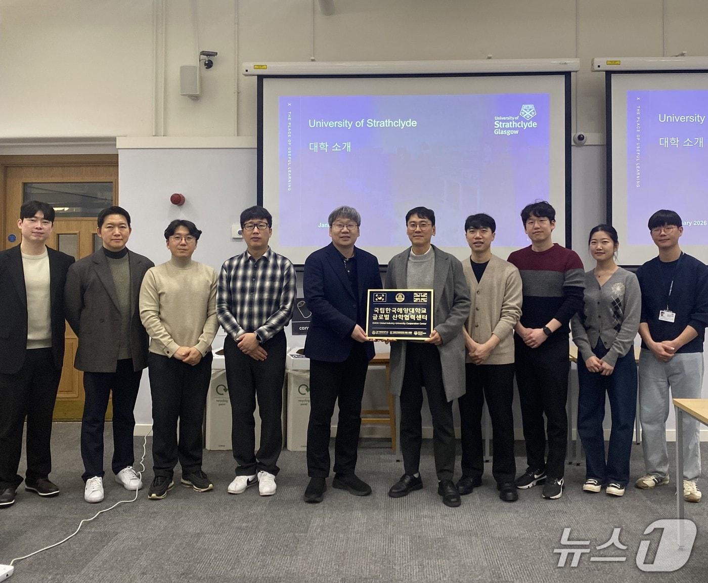 본문 이미지 - 영국 글래스고 스트래스클라이드대학교에서 열린 한국해양대 글로벌 산학협력센터 현판식 (해양대 제공. 재판매 및 DB금지)