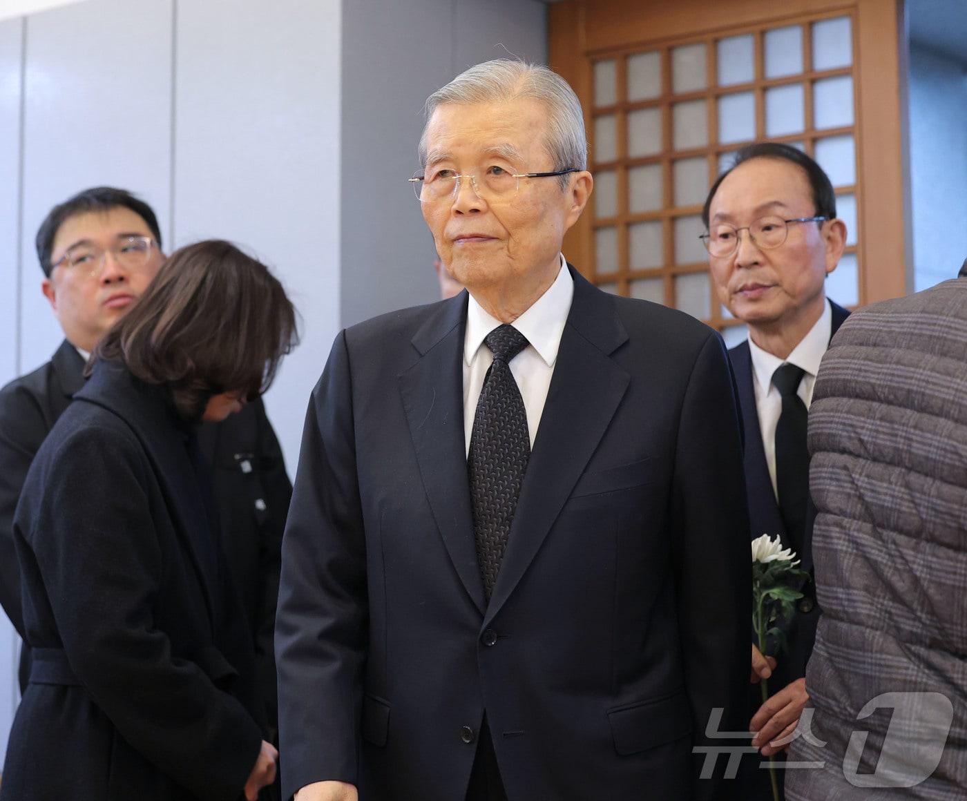 본문 이미지 - 김종인 전 국민의힘 비상대책위원장이 28일 서울 종로구 서울대학교병원 장례식장에 마련된 고 이해찬 전 국무총리의 빈소를 찾아 조문하고 있다. 2026.1.28 ⓒ 뉴스1 사진공동취재단