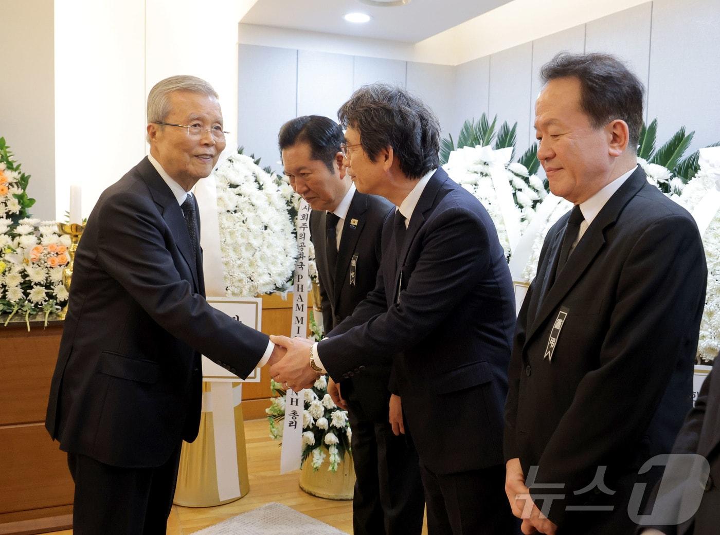 본문 이미지 - 김종인 전 국민의힘 비상대책위원장이 28일 서울 종로구 서울대학교병원 장례식장에 마련된 고 이해찬 전 국무총리의 빈소를 찾아 유시민 전 노무현재단 이사장과 인사하고 있다. 유 전 이사장 오른쪽은 정청래 더불어민주당 대표. 2026.1.28/뉴스1 ⓒ News1 사진공동취재단