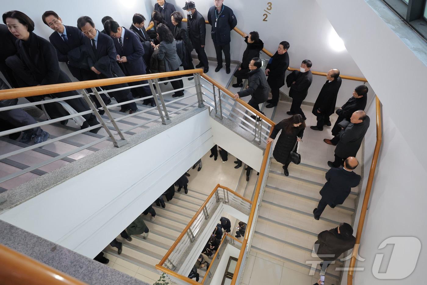 본문 이미지 - 28일 서울 종로구 서울대학교병원 장례식장에 마련된 고 이해찬 전 국무총리 빈소를 찾은 조문객들이 조문을 하기 위해 줄 서 있다. 2026.1.28/뉴스1 ⓒ News1 사진공동취재단