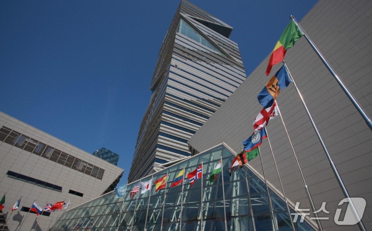 본문 이미지 - 인천경제자유구역(IFEZ) 송도국제도시의 센트럴파크 내부에 자리잡고 있는 G타워 ( 인천경제자유구역청 제공.재판매 및 DB금지)