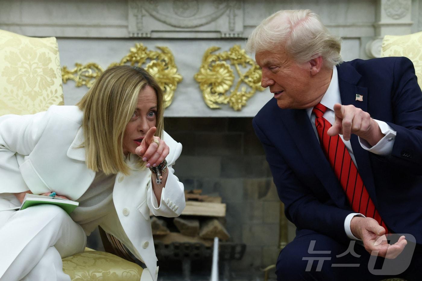 본문 이미지 - 조르자 멜로니 이탈리아 총리와 도널드 트럼프 미국 대통령. 2025.04.17 ⓒ 로이터=뉴스1 ⓒ News1 이지예 객원기자