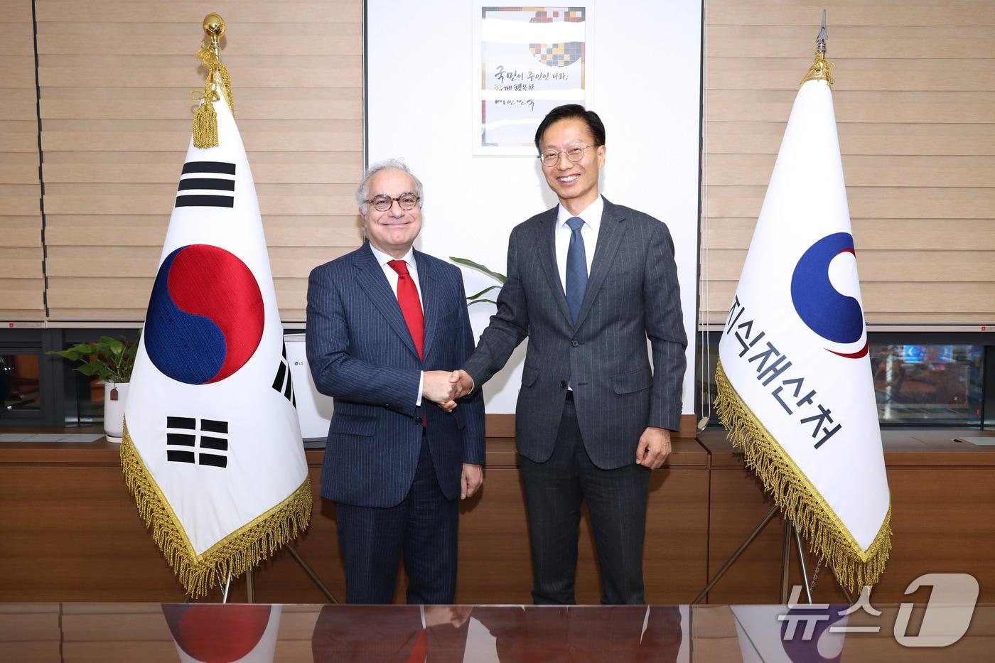 본문 이미지 - 김용선 지식재산처장(오른쪽)이 우고 아스투토 유럽연합 대표부 대사와 기념촬영을 하고 있다.(지식재산처 제공.재판매 및 DB금지)/뉴스1