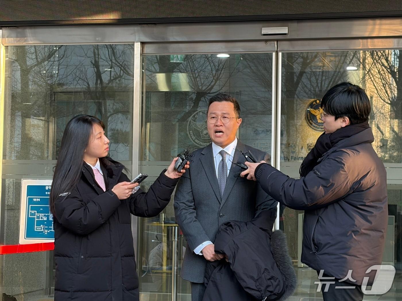 본문 이미지 - '공천 헌금' 의혹을 받는 김경 전 서울시의원과 2023년 강서구청장 보궐선거를 앞둔 시점에 통화를 나눈 것으로 알려진 김성열 전 개혁신당 최고위원이 28일 서울 마포구 서울경찰청 광역수사단 공공범죄수사대에서 참고인 신분으로 경찰 조사를 받은 뒤 취재진의 질문에 답하고 있다.2026.1.28/뉴스1 ⓒ News1 한수현 기자