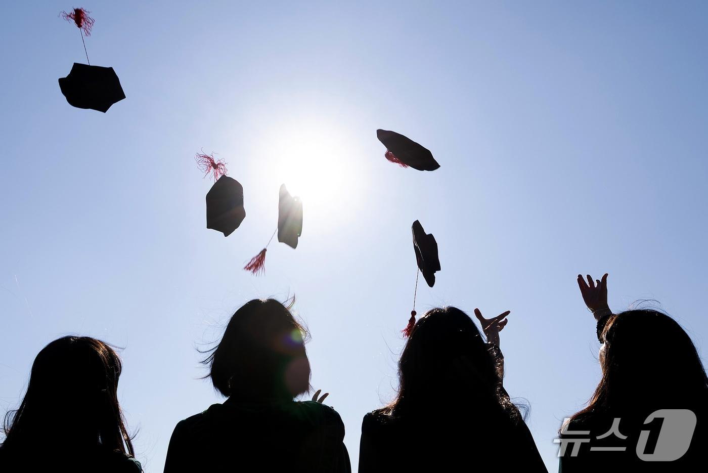 본문 이미지 -  한 대학 졸업식에서 졸업생들이 학사모를 던지는 모습. (사진은 기사 내용과 무관함) / 뉴스1 ⓒ News1
