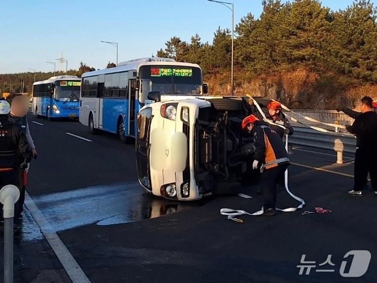 본문 이미지 - 28일 오후 제주 평화로에서 전도된 트럭.(제주도소방안전본부 제공. 재판매 및 DB금지)
