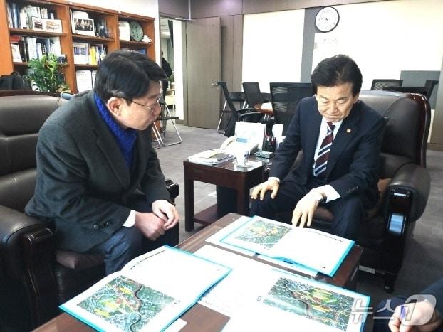 본문 이미지 - 우범기 전주시장이 28일 국회에서 정동영 통일부 장관(전주 병)을 만나 전주시의 핵심 현안을 설명하고 있다.(전주시 제공, 재판매 및 DB 금지)/뉴스1