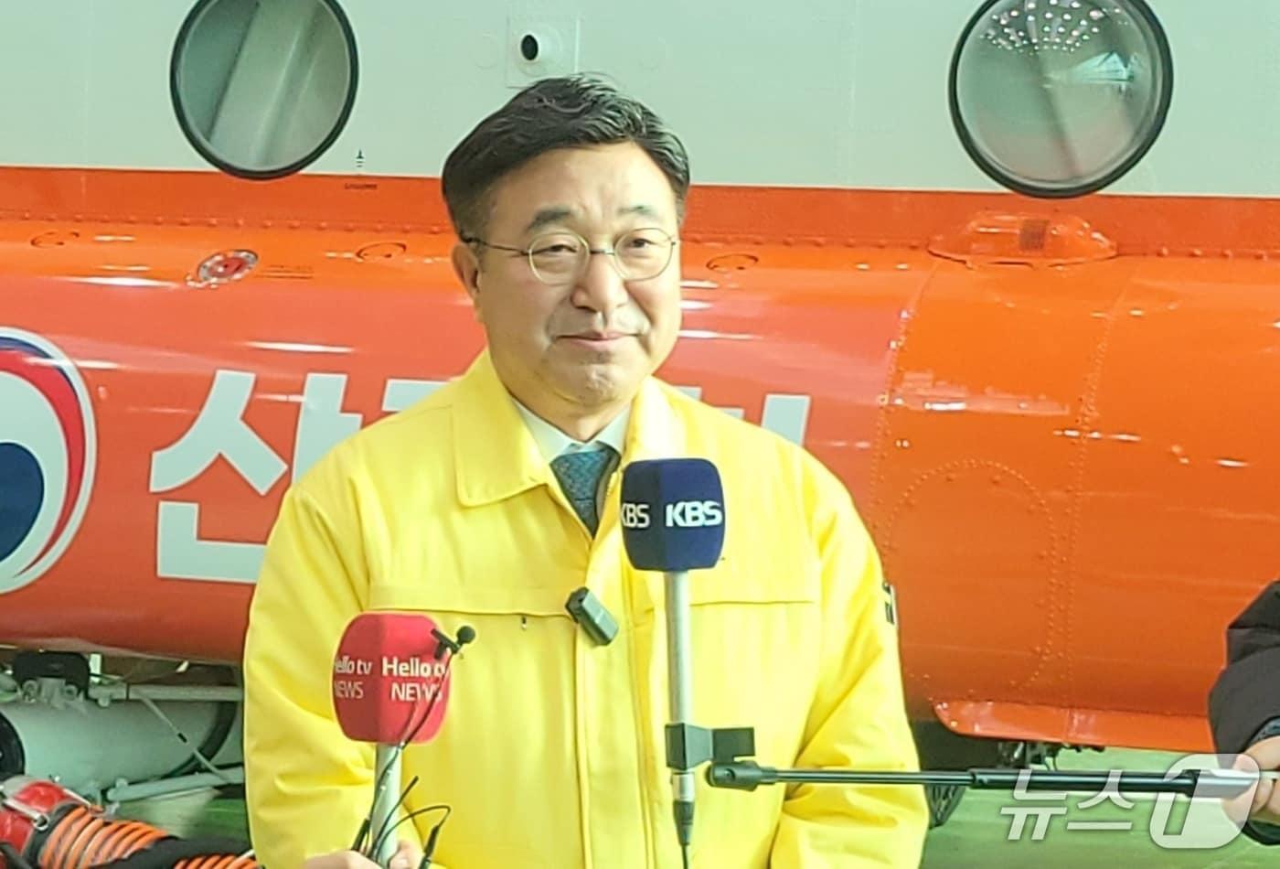 본문 이미지 - 윤호중 행정안전부 장관이 28일 강원 원주시에 위치한 산림항공본부를 찾아 산림재난 대응태세 현장점검 일정을 소화하며 언론 인터뷰에 나서고 있다. 2026.1.27/뉴스1