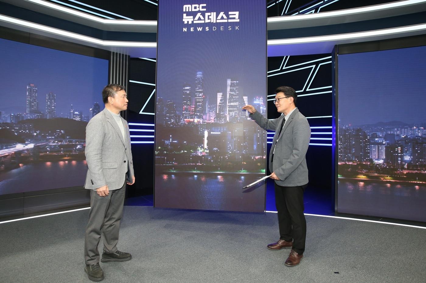 본문 이미지 - 김종철 방송미디어통신위원회 위원장(왼쪽)이 28일 서울 상암동 MBC에 방문해 뉴스·예능 제작 현장을 둘러보고 관계자와 대화하고 있다. (방미통위 제공)