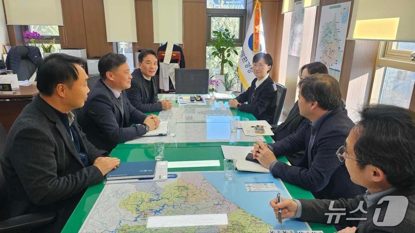 본문 이미지 - 강원 춘천시 환경정책과 직원들이 28일 원주지방환경청을 방문해 박소영 신임 청장과 지역 환경 현안을 공유했다.(춘천시 제공, 재판매 및 DB금지)