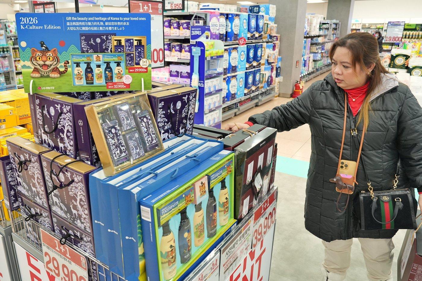 본문 이미지 -  k자개 선물세트를 구경하는 외국인의 모습. (롯데마트 제공).
