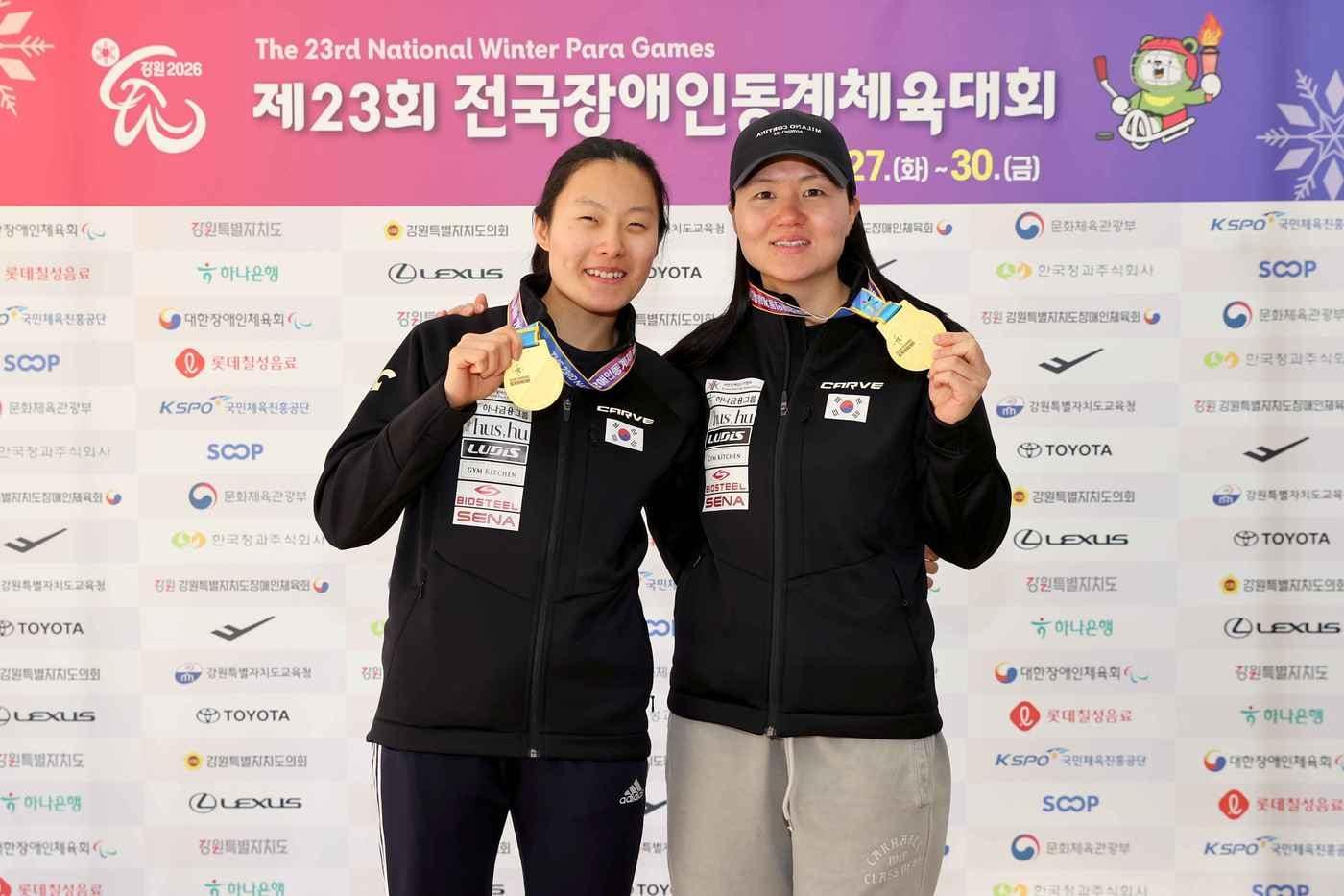 본문 이미지 - 전국장애인동계체전 여자 알파인 회전 시각 경기에서 금메달을 딴 최사라(왼쪽)(대한장애인체육회 제공) 