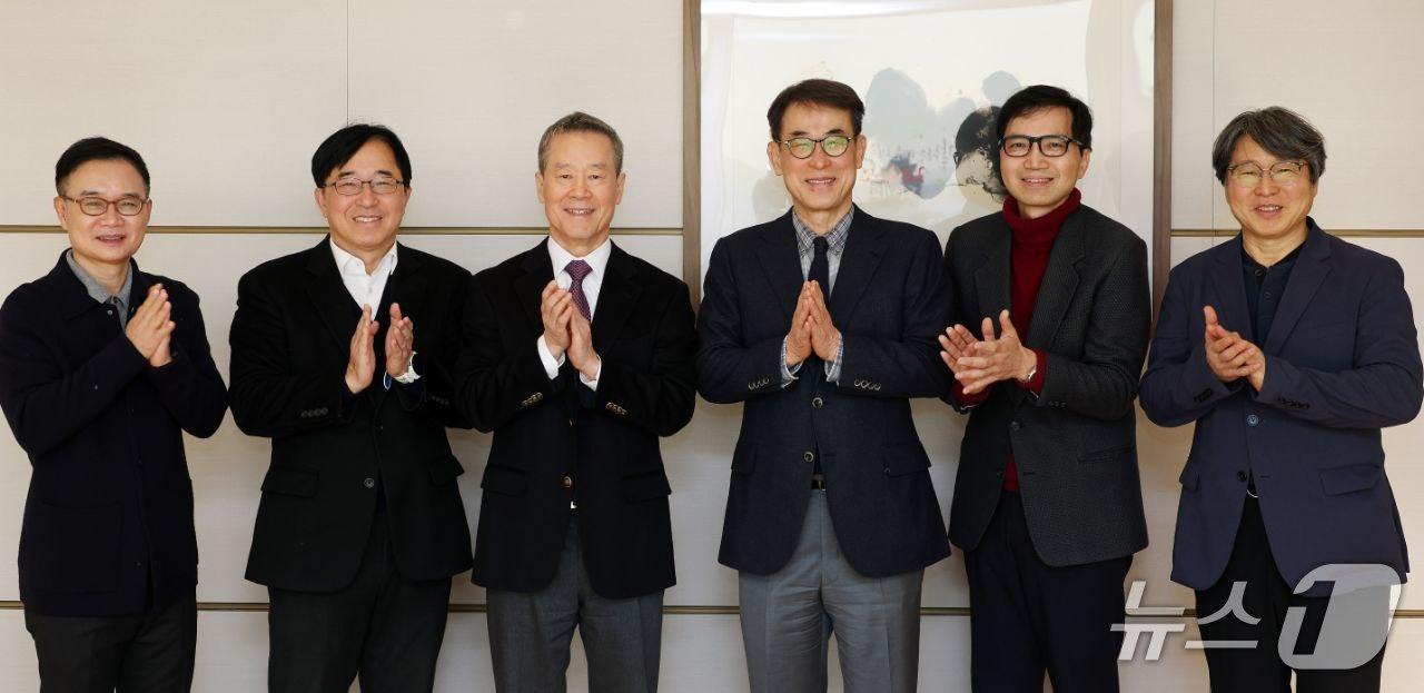 본문 이미지 - 한국기업가정신재단이 28일 이사회를 열어 신임 이사장과 이사를 선임하고 기념 촬영을 하고 있다. 왼쪽부터 권도균 프라이머 대표, 이경묵 서울대 교수, 홍선근 3대 이사장, 곽수근 2대 이사장, 임준서 연세대 교수, 정유신 서강대 교수. (한국기업가정신재단 제공)