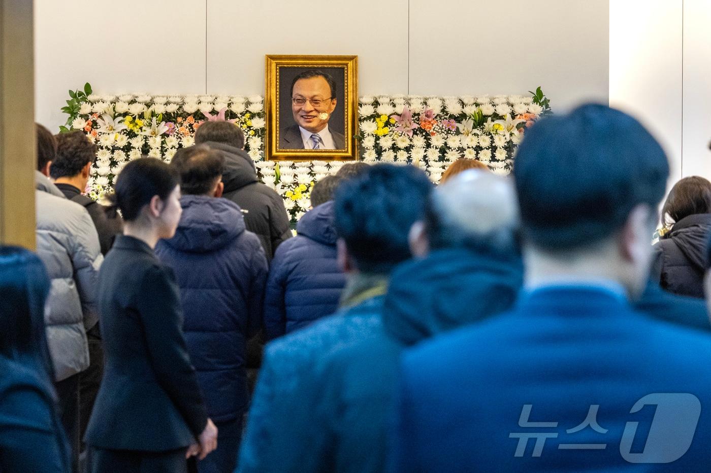 본문 이미지 - 28일 오후 서울 종로구 서울대학교병원 장례식장에 마련된 故 이해찬 전 국무총리의 빈소가 조문객들로 북적이고 있다. 2026.1.28/뉴스1 ⓒ News1 사진공동취재단