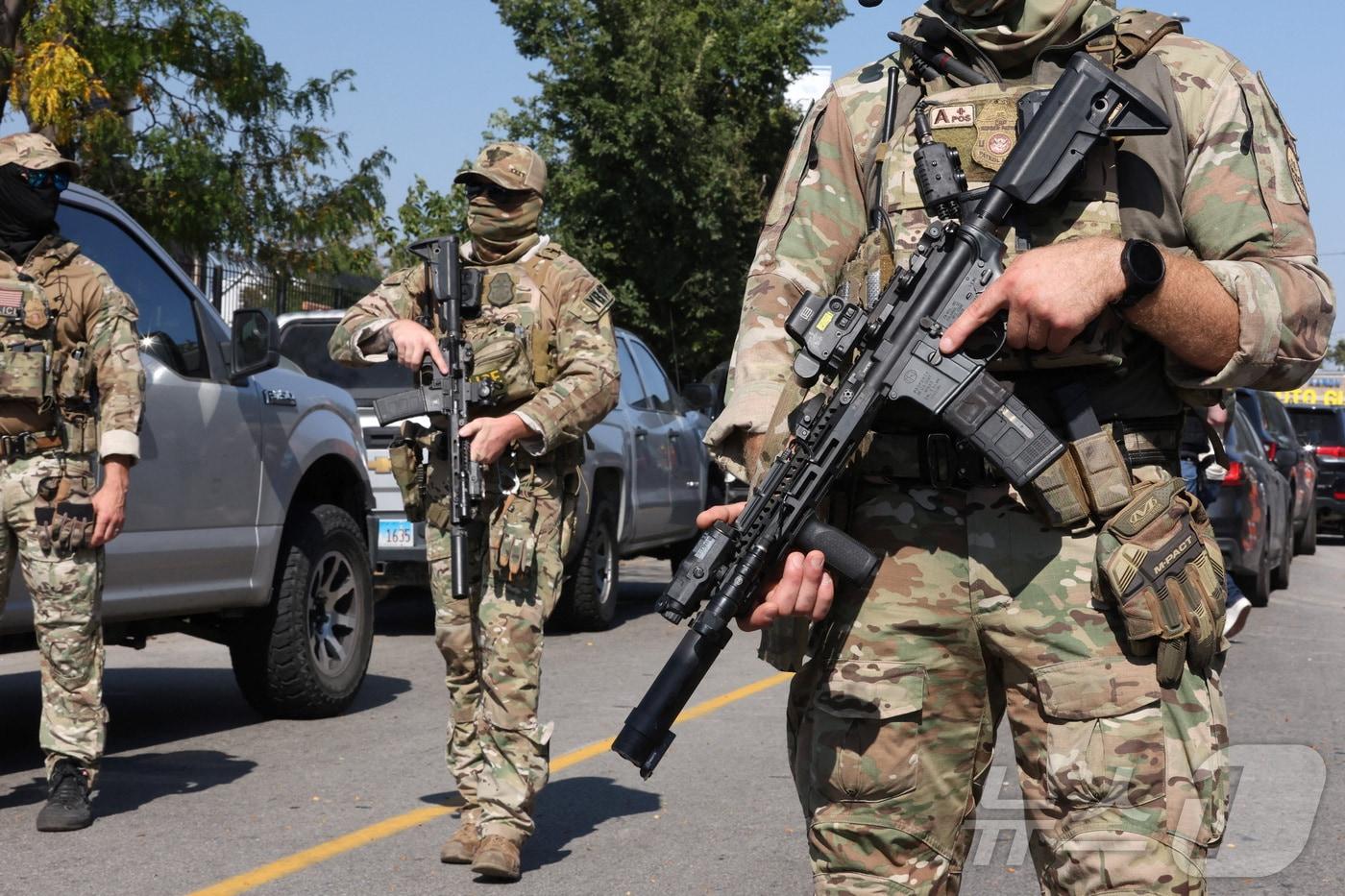 본문 이미지 - 반이민 단속 작전에 투입된 ICE 등 연방 요원들 2025.10.04 ⓒ 로이터=뉴스1 ⓒ News1 이지예 객원기자