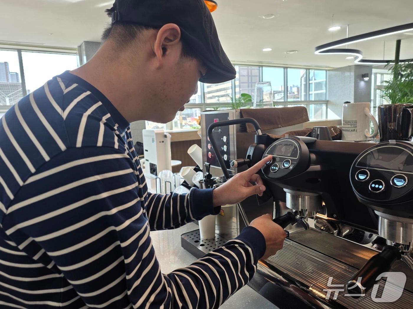 본문 이미지 - 전북 익산시 신청사 1층 로비에 내달 2일부터 중증장애인 바리스타가 직접 커피를 내리는 '아이갓에브리씽(I got everything)' 익산시청점이 문을 연다.(익산시 제공. 재판매 및 DB 금지)