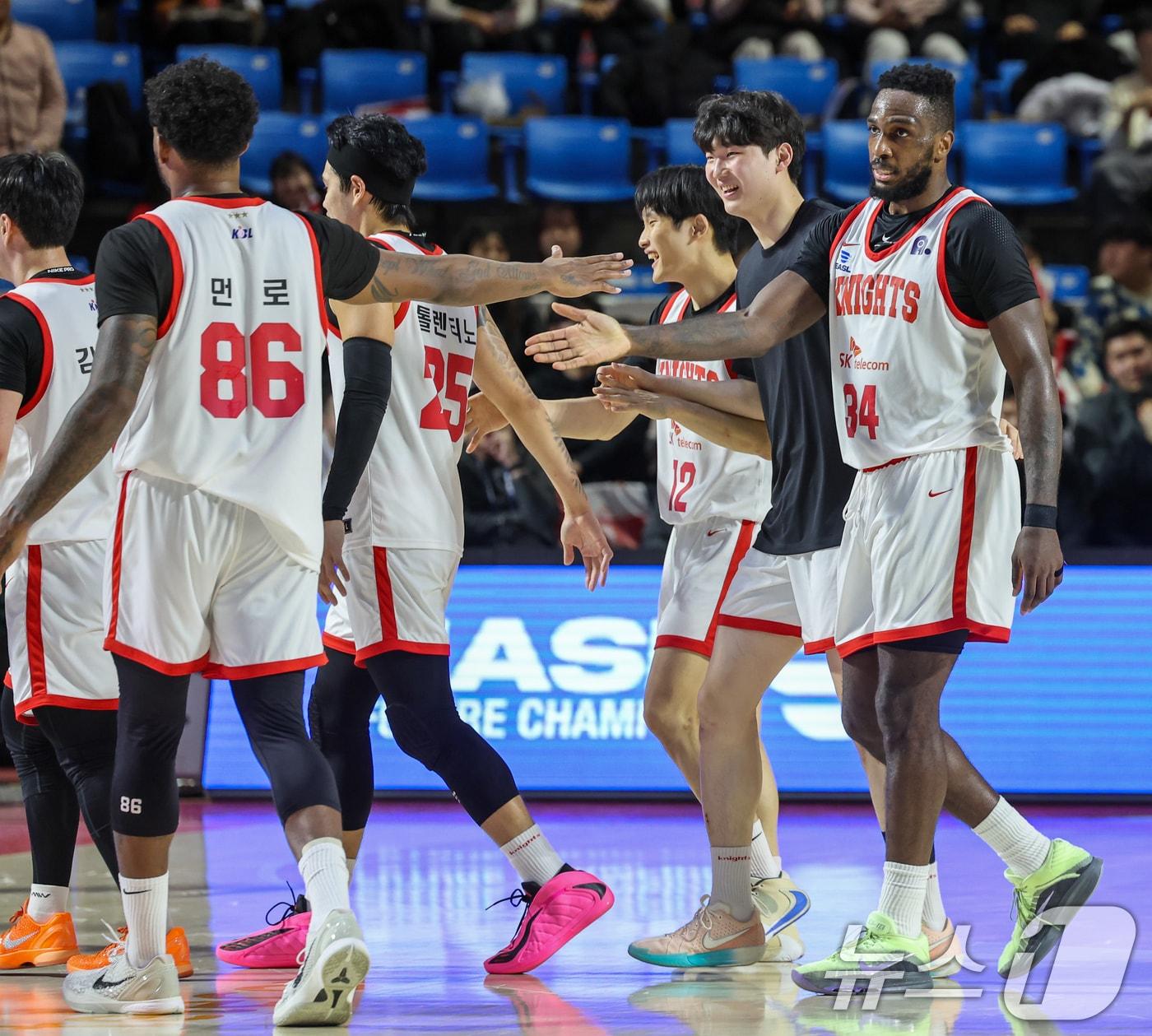 본문 이미지 - 28일 오후 서울 송파구 잠실학생체육관에서 열린 2025-2026 동아시아 슈퍼리그(EASL) 서울 SK나이츠와 타이베이 푸본 브레이브스의 경기, SK 자밀 워니가 먼로와 손바닥을 부딪히고 있다. 2026.1.28/뉴스1 ⓒ News1 안은나 기자