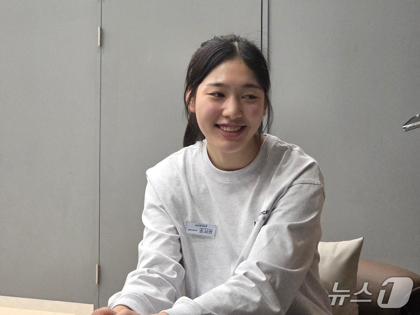 본문 이미지 - 대한배구협회 최우수선수상을 수상한 뒤 인터뷰에 나선 손서연 ⓒ News1 안영준 기자