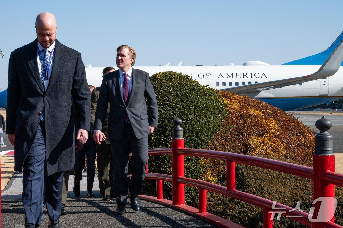 본문 이미지 - 엘브리지 콜비 미국 국방부 전쟁담당 차관이 28일(현지시간) 일본을 방문해 야마토 타로 방위차관과 후나코시 다케히로 외무성 사무차관을 만났다. (출처=엑스) 2025.1.28./뉴스1