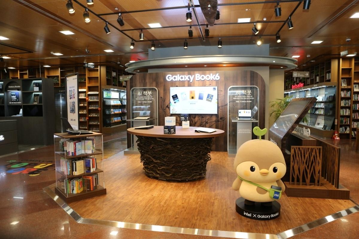 본문 이미지 - 인텔의 온디바이스 AI 기술을 탑재한 갤럭시북6를 활용해 맞춤형 도서 추천 서비스 '책봇' (교보문고 제공)