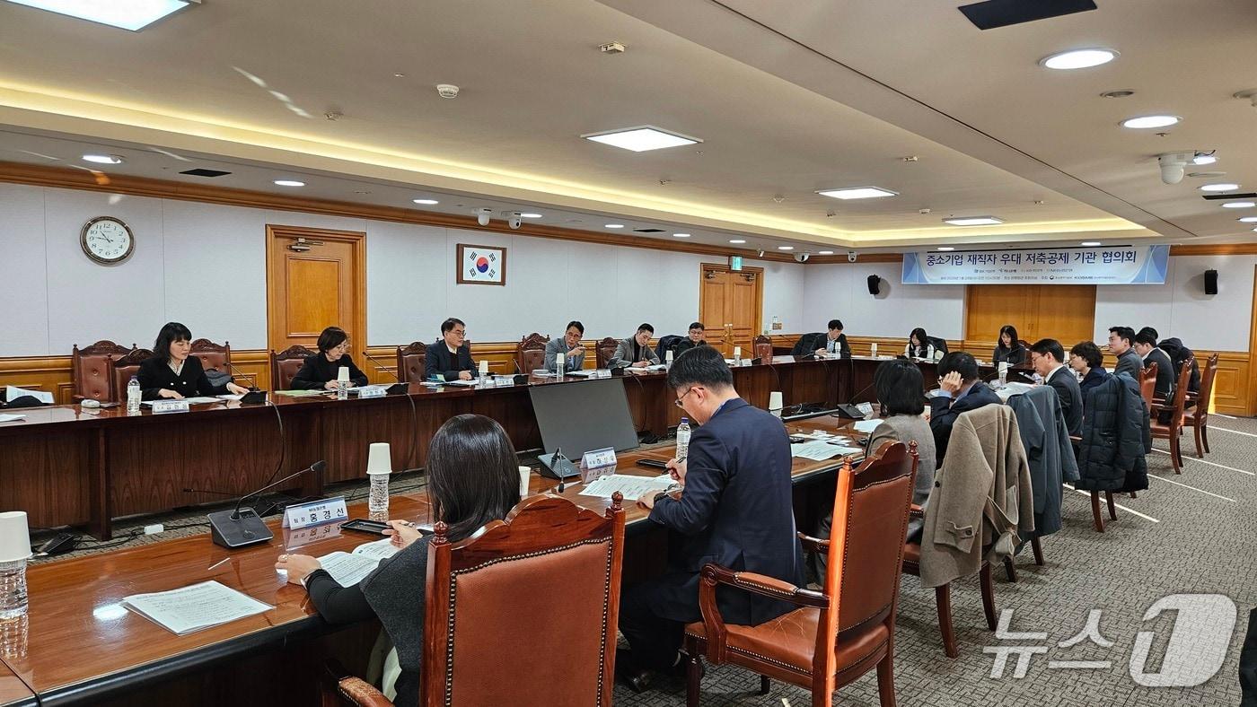 본문 이미지 - 서울 은행연합회 회의실에서 개최된 중소기업 재직자 우대 저축공제 기관 협의회 진행사진 (중진공 제공)