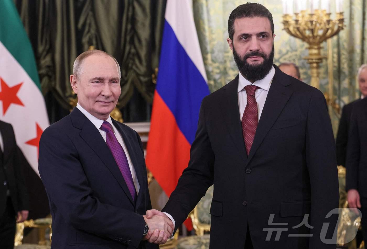 본문 이미지 - 블라디미르 푸틴 러시아 대통령이 28일(현지시간) 크렘린궁에서 아메드 알샤라 시리아 임시 대통령을 만나 악수를 하고 있다. 2026.1.28./뉴스1 ⓒ AFP=뉴스1 ⓒ News1 이창규 기자
