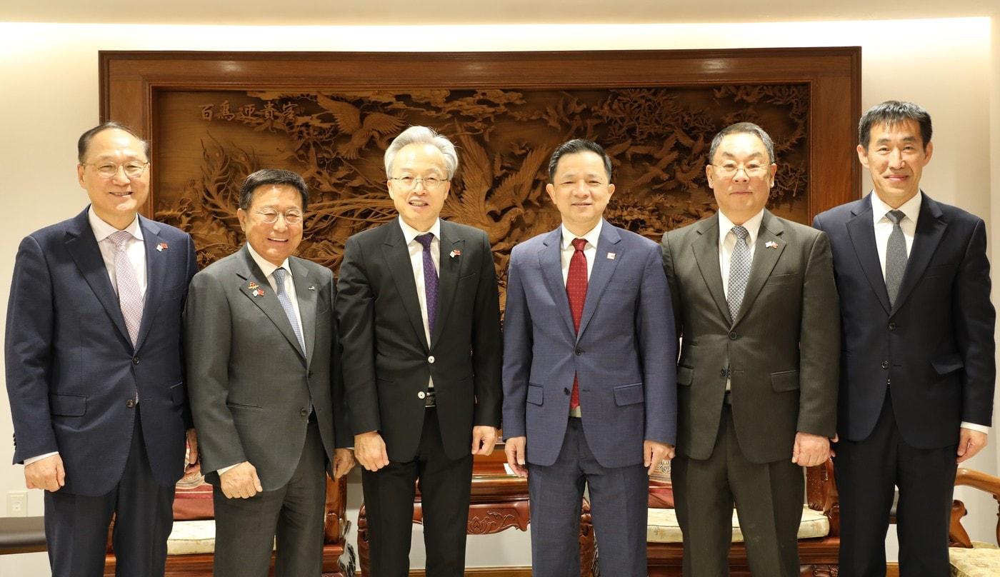 본문 이미지 - 28일 간담회에 참석한 최진식 한국중견기업연합회장(왼쪽 3번째)과 다이빙 주한중국대사(왼쪽 4번째) (중견련 제공)