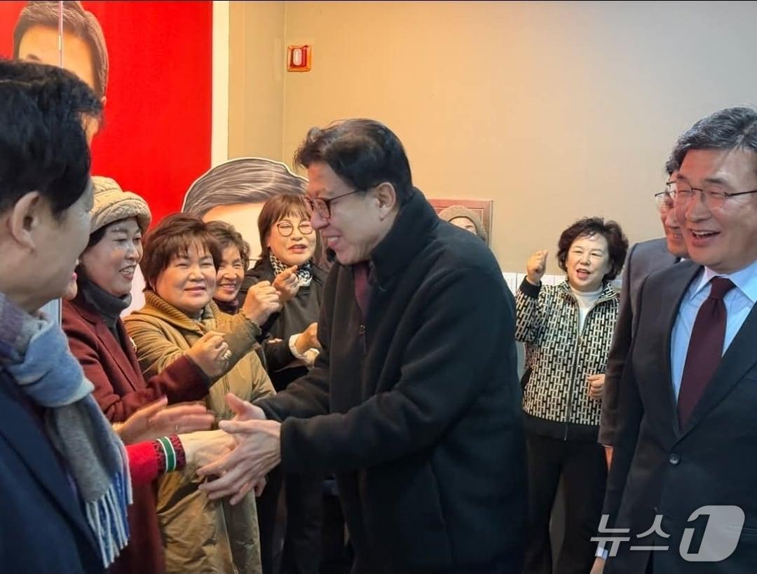 본문 이미지 - 박형준 부산시장(가운데)와 김대식 국민의힘 의원(오른쪽) (김대식 의원실 제공. 재판매 및 DB금지)