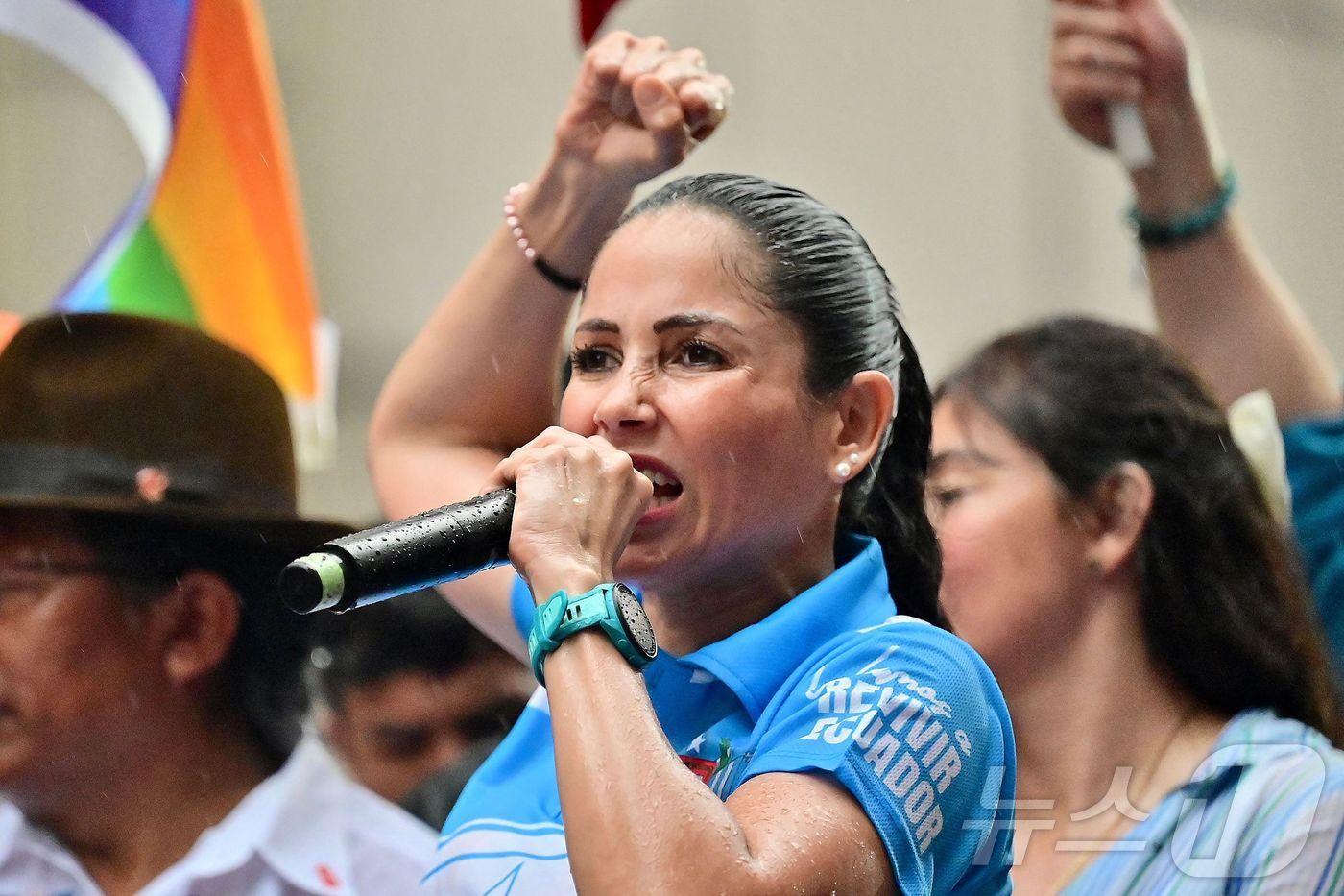본문 이미지 - 에콰도르 시민혁명당 소속 대통령 후보 루이사 곤살레스가 2025년 4월 10일 에콰도르 과야킬에서 열린 마지막 선거 유세에서 지지자들에게 연설하고 있다.2025.04.10.<자료사진> ⓒ AFP=뉴스1