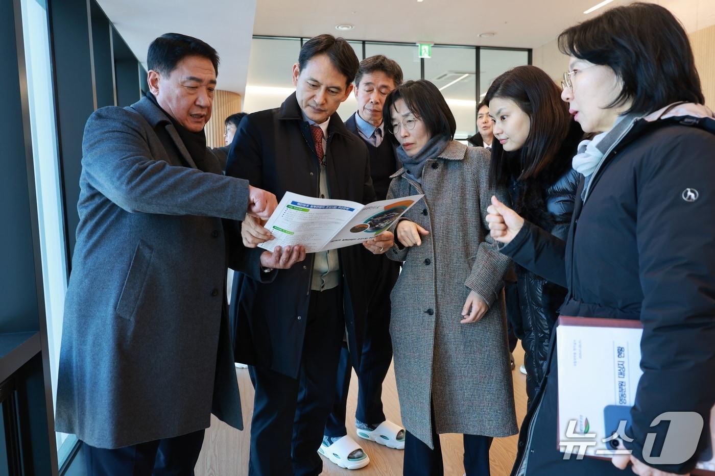 본문 이미지 - 황성운 국립국악원장 직무대리 일행이 영동군이 제안한 후보지를 둘러보고 있다.(영동군 제공. 재판매 및 DB금지) /뉴스1