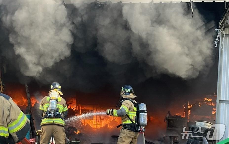 본문 이미지 - 28일 오후 2시15분쯤 경북 김천시 덕곡동 농기계 대리점에서 불이 나 출동한 소방관들이 진화작업을 하고 있다.(경북소방 제공. 재판매 및 DB금지)/뉴스1