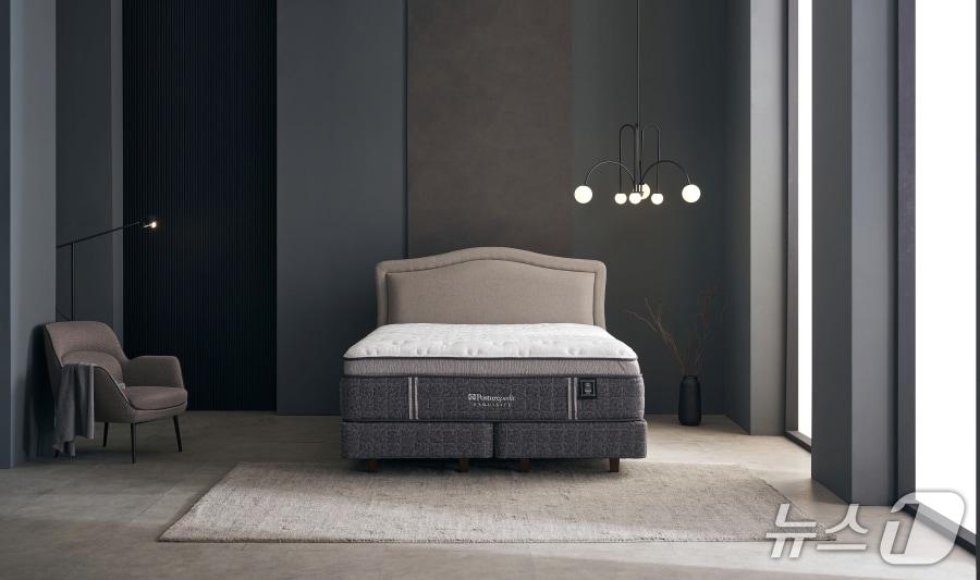 본문 이미지 - 하단 매트리스 ‘엑스퀴짓 파운데이션’과 호환되는 씰리침대 대표 프리미엄 제품 ‘엑스퀴짓H’ (씰리코리아 제공)