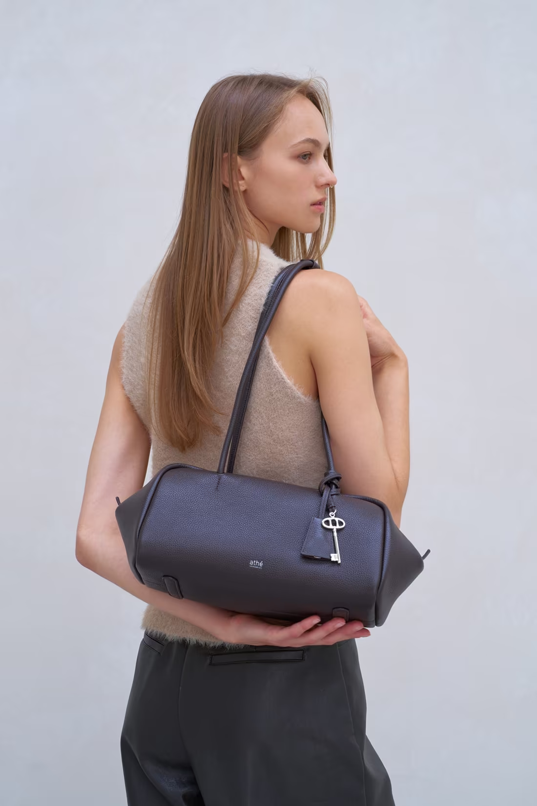 본문 이미지 - LF는 '롱 핸들 백'(Long Handle Bag)을 2026년을 이끌 가방 트렌드로 선정했다.(LF제공)