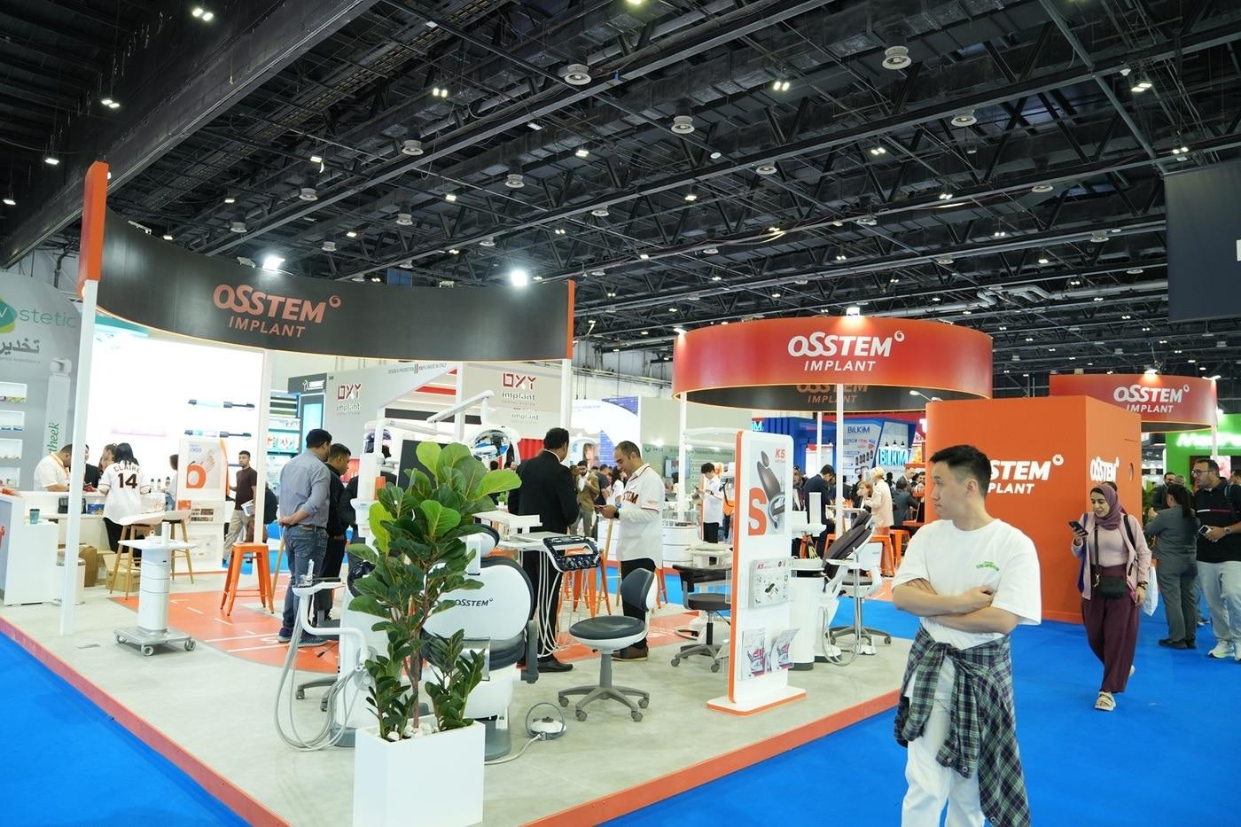 본문 이미지 - AEEDC Dubai 2026 오스템임플란트 부스 모습. (오스템임플란트 제공)